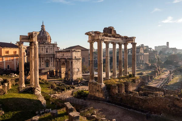 フォロ ・ ロマーノ。ローマの寺院の広大な発掘エリア. — ストック写真