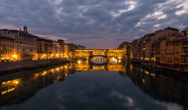 Ponte Vecchio ao pôr do sol, Florença, Toscana, Itália . — Fotografia de Stock