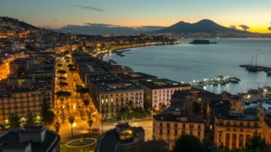 Napoli, İtalya. Akşam şehir araba trafik ve defne deniz