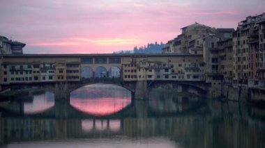 Floransa, İtalya. Ponte Vecchio Köprüsü gündoğumu sırasında. Atış kaydırma