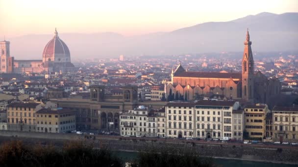 FLORENCIA en Italia con la cúpula y el Palazzo della Signoria y el río Arno — Vídeo de stock