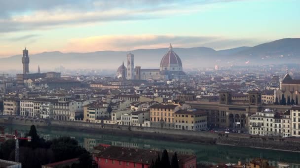 FLORENCIA en Italia con la cúpula y el Palazzo della Signoria y el río Arno — Vídeo de stock