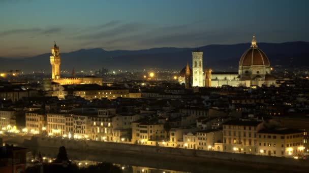 FLORENCIA en Italia con la cúpula y el Palazzo della Signoria y el río Arno — Vídeos de Stock
