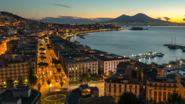 Neapol, Itálie. Večerní město automobilové dopravy a moře zálivu — Stock video