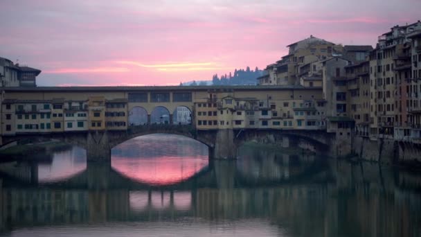 Флоренція, Італія. Міст Понте Веккіо при сходом сонця. Панорамування постріл — стокове відео