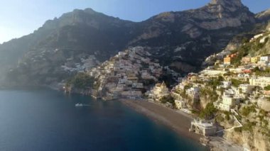 Amalfi Sahili İtalya boyunca Positano köyün görünümü