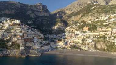 Amalfi Sahili İtalya boyunca Positano köyün görünümü