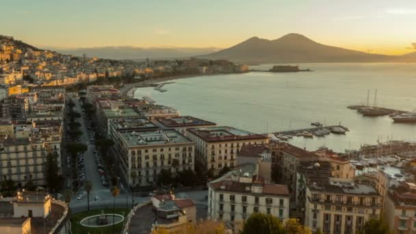 Nápoles, Italia. El tráfico nocturno de coches de la ciudad y la bahía del mar con — Vídeo de stock