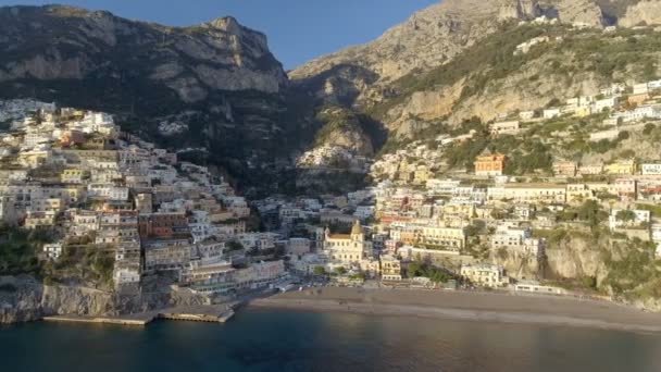 Vista del pueblo de Positano a lo largo de la costa de Amalfi en Italia — Vídeos de Stock