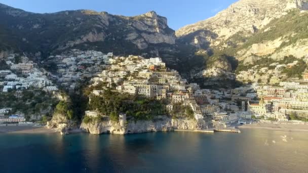 Pohled obce Positano podél pobřeží Amalfi v Itálii — Stock video