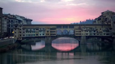 Floransa, İtalya. Ponte Vecchio Köprüsü gündoğumu sırasında.