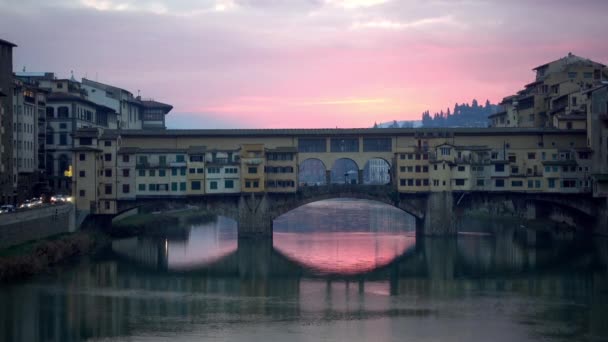 Floransa, İtalya. Ponte Vecchio Köprüsü gündoğumu sırasında. — Stok video