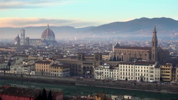 Florence in Italië met de koepel en het Palazzo della Signoria en de arno rivier — Stockvideo