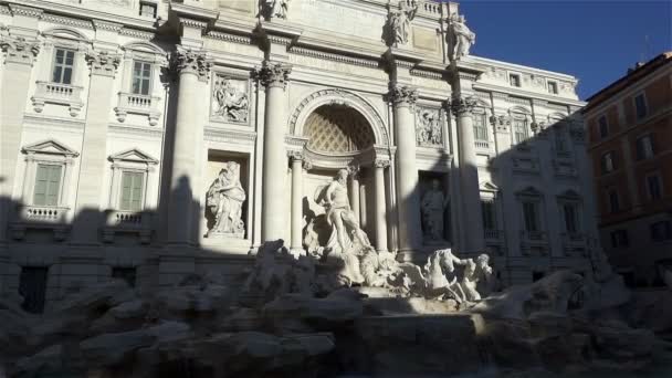 Trevi Çeşmesi, İtalya 'nın Trevi bölgesinde bir çeşmedir.. — Stok video