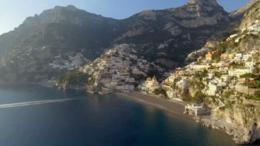 Amalfi Sahili İtalya boyunca Positano köyün görünümü