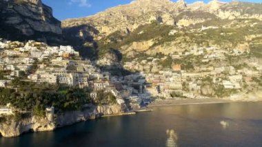 Amalfi Sahili İtalya boyunca Positano köyün görünümü