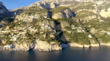 Amalfi Sahili İtalya boyunca Positano köyün görünümü