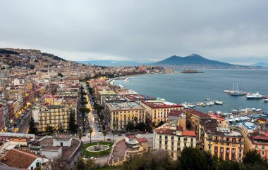 Napoli, İtalya. Akşam şehir araba trafik ve defne deniz