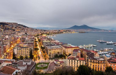 Napoli, İtalya. Akşam şehir araba trafik ve defne deniz