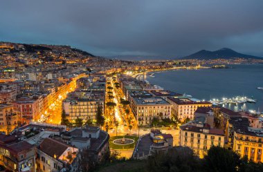 Napoli, İtalya. Akşam şehir araba trafik ve defne deniz