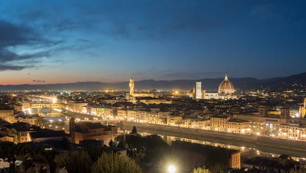 FLORENÇA na Itália com a cúpula e o Palazzo della Signoria e o rio arno — Fotografia de Stock