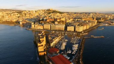 Napoli Körfezi Castel dellovo ile havadan görünümü üzerinde İtalya