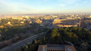 Kolezyum, Roma, İtalya, üzerinde uçan. Roma Kolezyum havadan görünümü üzerinde gündoğumu