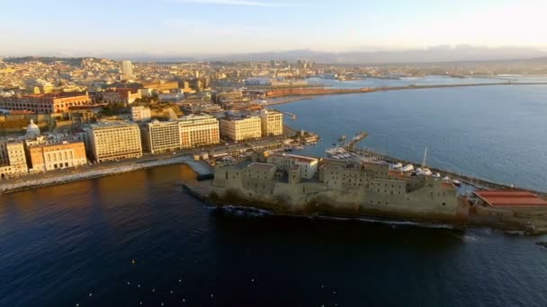 Vista aérea del Golfo de Nápoles con el Castel dellOvo en, Italia — Vídeo de stock