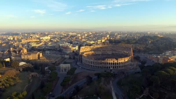 Latające nad Colosseum, Rzym, Włochy. Widok z lotu ptaka na Rzymskie Koloseum na wschód słońca — Wideo stockowe