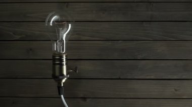 ahşap arka plan üzerinde ampul yanar