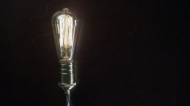 ahşap arka plan üzerinde ampul yanar