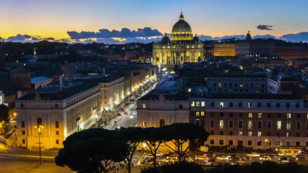 Βασιλική του Αγίου Πέτρου Βατικανό φωτίζεται από φώτα τη νύχτα στο σούρουπο ώρα στην Ιταλία — Αρχείο Βίντεο