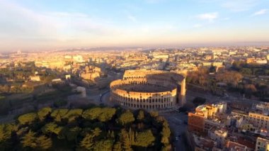 Kolezyum, Roma, İtalya, üzerinde uçan. Roma Kolezyum havadan görünümü üzerinde gündoğumu