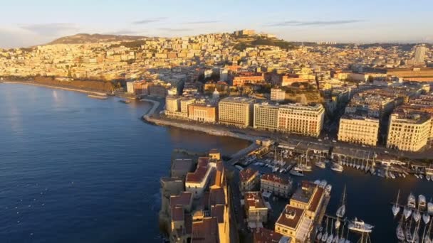 Veduta aerea del Golfo di Napoli con Castel dellOvo acceso, Italia — Video Stock