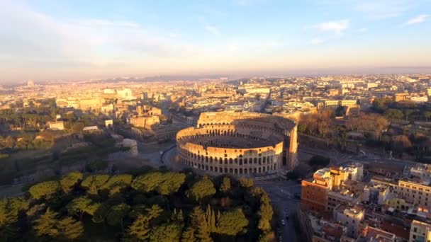 Fliegen über colosseum, rom, italien. Luftaufnahme des römischen Kolosseums bei Sonnenaufgang — Stockvideo