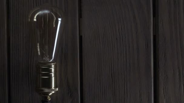 Lampa lyser på trä bakgrund — Stockvideo