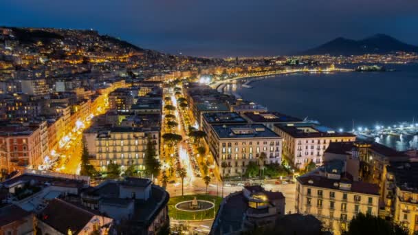 Nápoles, Italia. Tráfico nocturno de coches de ciudad y la bahía del mar — Vídeos de Stock