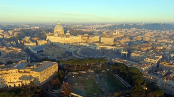 Paysage urbain de Rome avec la Cité du Vatican au lever du soleil en Italie — Video