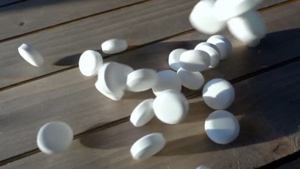 Aspirin fällt in Zeitlupe — Stockvideo