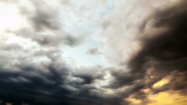 Nubes de lluvia antes de una tormenta. Plazo de vencimiento . — Vídeo de stock