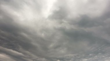 Büyük, bina bulutları ile güzel bulut manzarası. Cloudscape zaman atlamalı