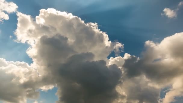 Gyönyörű Cloudscape nagy, épület felhők és a napfelkeltét áttörte felhő tömeg. Idő telik el Cloudscape fényes nap süt a felhők áthaladó. — Stock videók