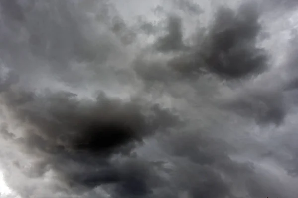 Dunkle und dramatische Gewitterwolken im Hintergrund — Stockfoto