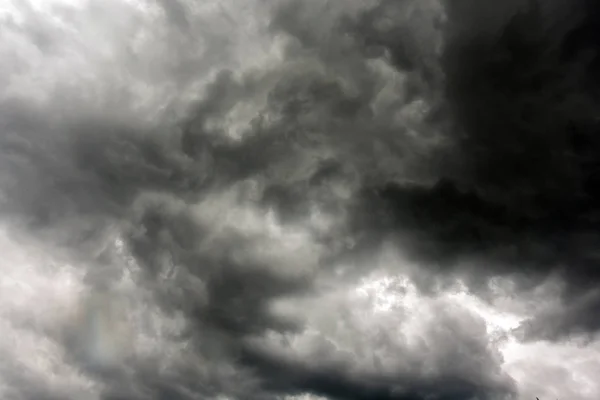 Dunkle und dramatische Gewitterwolken im Hintergrund — Stockfoto