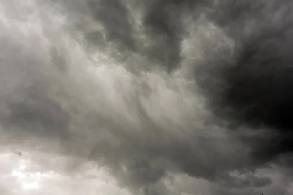 Dunkle und dramatische Gewitterwolken im Hintergrund — Stockfoto