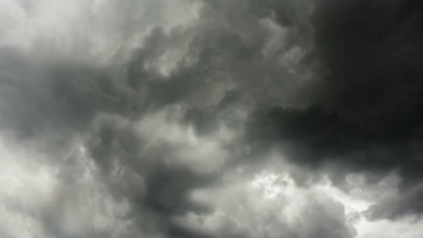 Fondo del área de nubes de tormenta oscura y dramática. Caducidad — Vídeo de stock