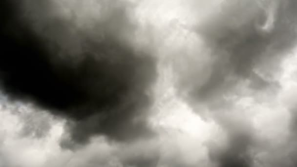 어둡고 극적인 폭풍 구름 지역 배경입니다. 시간 경과 — 비디오