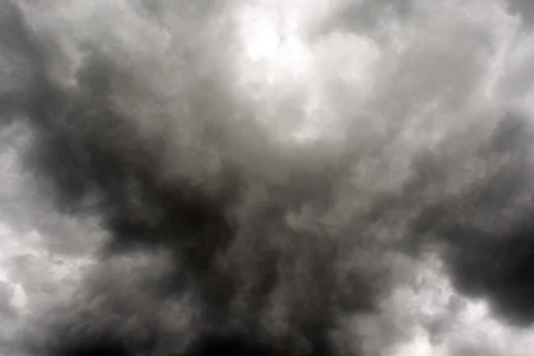 Dunkle und dramatische Gewitterwolken im Hintergrund — Stockfoto