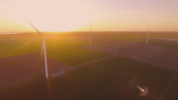 Yenilenebilir Enerji Rüzgar Çiftliği Rüzgar Türbinleri Üzerinde Hava Uçan. Günbatımı — Stok video