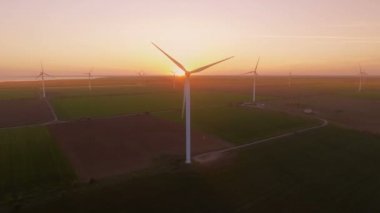 Yenilenebilir Enerji Rüzgar Çiftliği Rüzgar Türbinleri Üzerinde Hava Uçan. Günbatımı